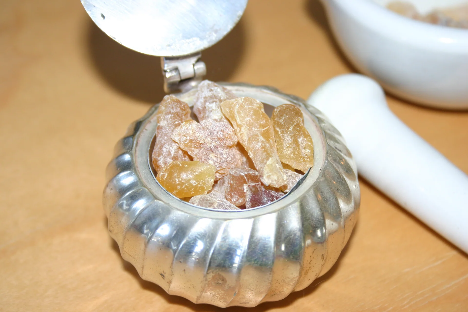 一盘颜色与颗粒大小不同的阿曼乳香树脂