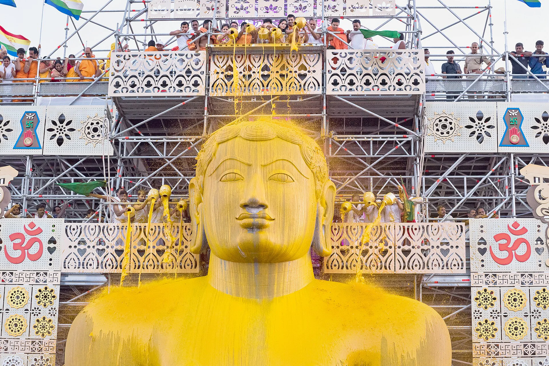 Shravanbelagola Mahamastakabhisheka 大典现场,多种材料正用于神像灌顶