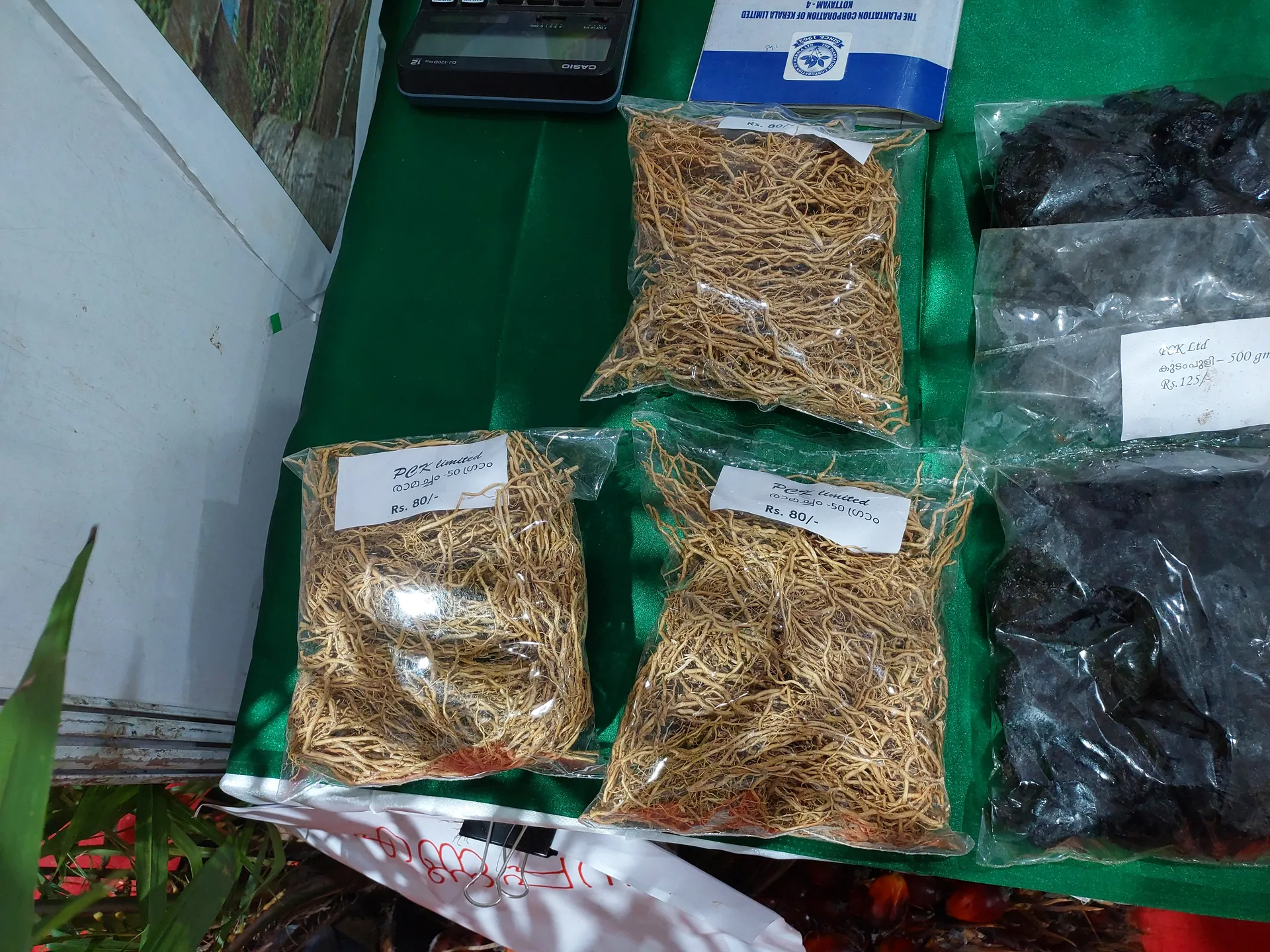 袋装出售的干香根草根